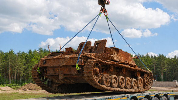 Bergung eines Sturmgeschütz III Wracks aus dem Sandfeld
