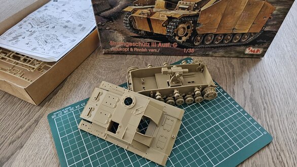 Diorama eines Sturmgeschütz III im Bau auf einer Werkbank