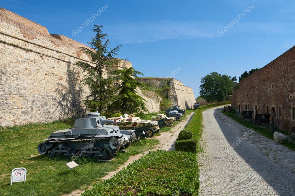 Reihe gepanzerter Fahrzeuge in einer Museumshalle