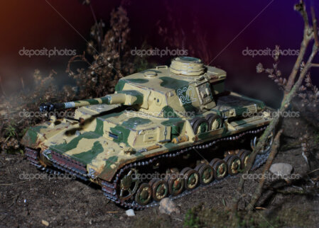 Detailaufnahme eines stark gealterten Panzer-Modells in einem Diorama