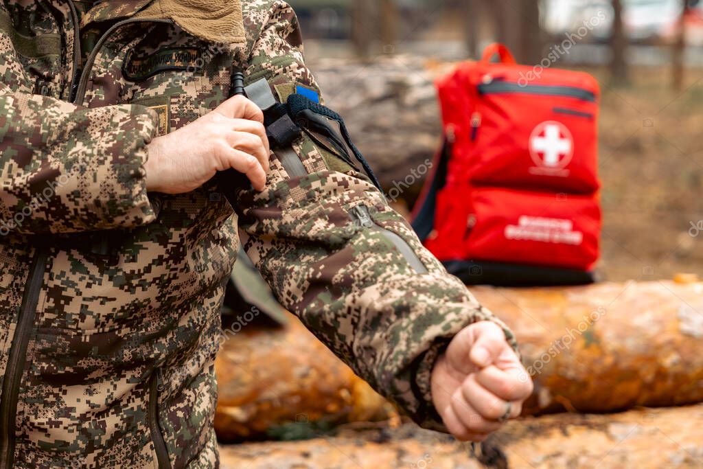 Militärischer Sanitäts- oder Versorgungs-Lkw in Seitenansicht
