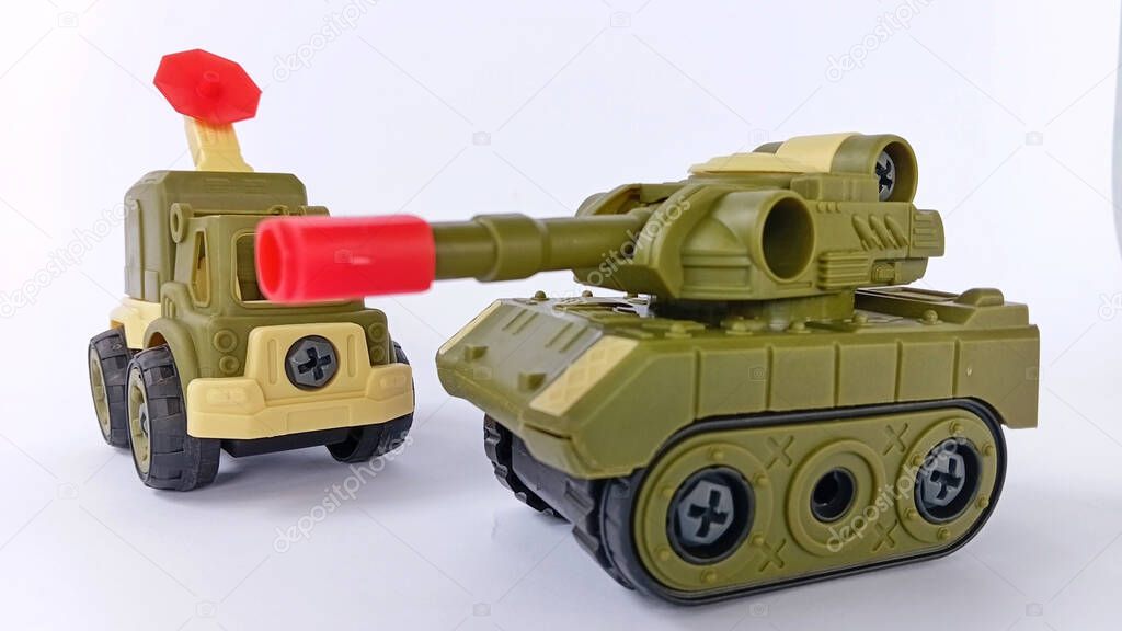 Militärischer Lkw als 1:35 Modell auf einem einfachen Diorama-Display