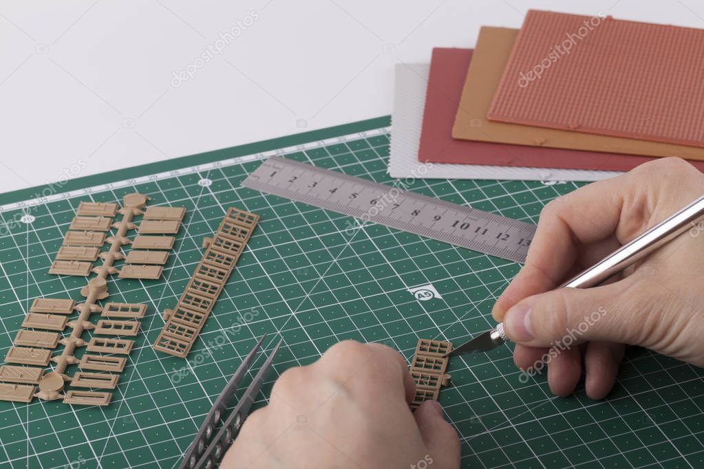 Detailansicht stark verrosteter Metallteile in einem Diorama