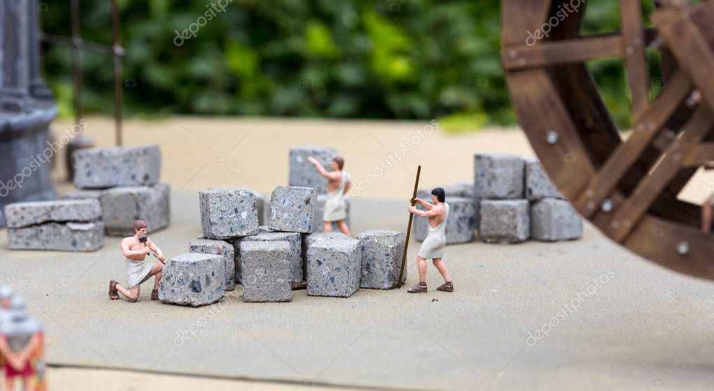 Diorama des geborgenen Sturmgeschütz III mit freigelegtem Fahrwerk im Sand